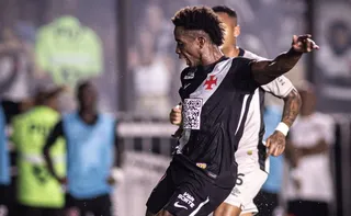 Imagem ilustrativa da imagem Vasco resolve no 1º tempo, vence Athletico em casa e dá salto na tabela