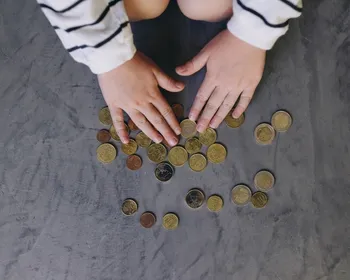 Imagem ilustrativa da imagem Crianças aprendem mais sobre dinheiro com mesada sem obrigações, diz pesquisa