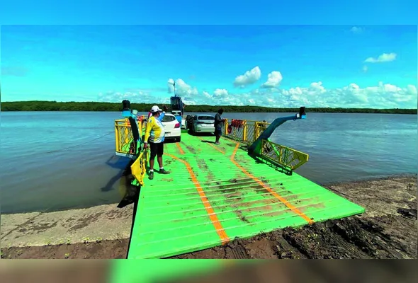 Travessia de balsa foi retomada e encurta viagem para Guriri, impulsionando o setor do turismo na região