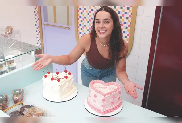 A confeiteira artesanal Lara Passinato mostra os bolos em formato de coração, tendência entre clientes