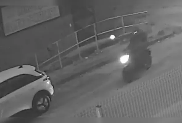 Momento em que os criminosos chegam e atiram contra as vítimas
