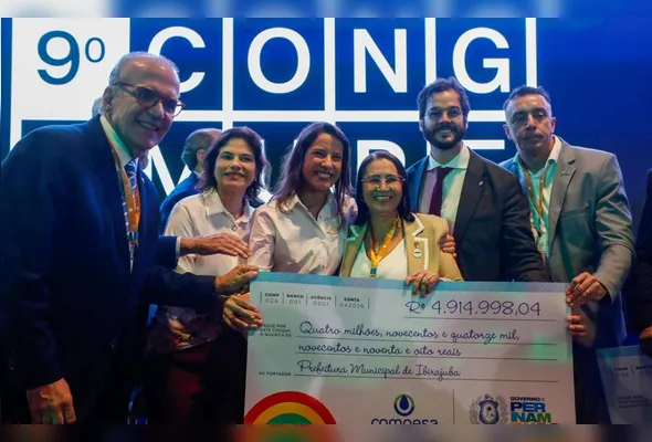 O cheque gigante e simbólico distribuído por Raquel materializa o aporte para as cidades