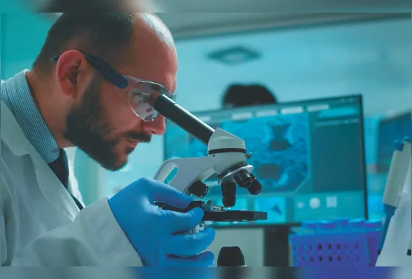 Técnico de laboratório analisando teste toxicológico, que agora passa a ser obrigatório para a primeira habilitação