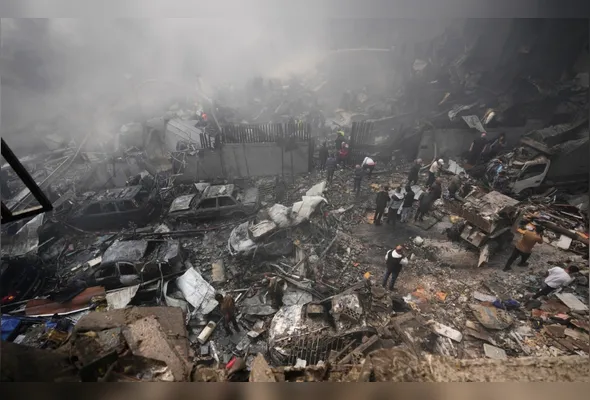 Bombeiros, equipes de resgate e moradores circulam em meio aos destroços após um ataque aéreo israelense no centro de Beirute, no Líbano, no início deste mês