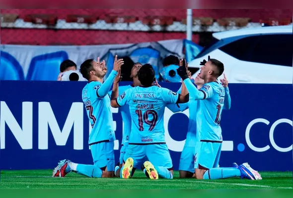 Jogadores do Bolívar comemoram gol na partida contra o Fluminense válida pela terceira rodada do Grupo C da Copa Libertadores 2026, realizada em La Paz, na Bolívia, na noite desta quinta-feira, 30