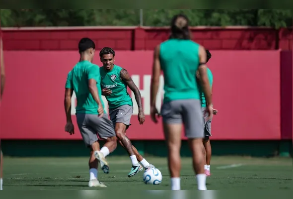 Jogadores do Fluminense treinam para o jogo de hoje fora de casa