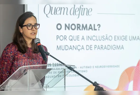 A pesquisadora Sara Dantas abriu a programação da 3ª Jornada de Educação Inclusiva do Sinepe-ES