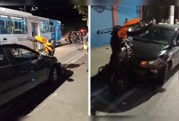 Motocicleta ficou presa no veículo que estava parado