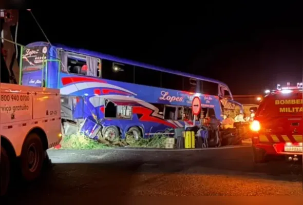 O coletivo colidiu na traseira do veículo de carga, carregada de açúcar