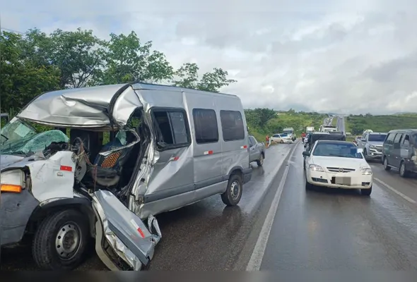 Imagem de arquivo mostra engavetamento no Km 137,4 da BR 232 em Caruaru; seis pessoas ficaram feridas, duas em estado grave
