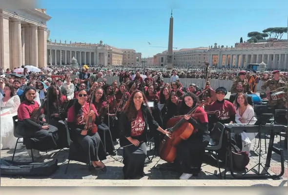 Ludhymila Bruzzi (centro) com as meninas da orquestra durante apresentação na Praça São Pedro, no Vaticano