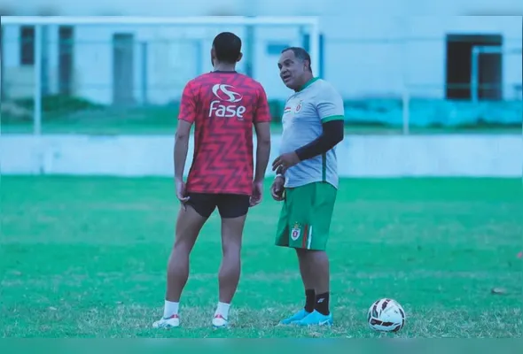 Duzinho Reis conversa com atleta do Real Noroeste durante o treino
