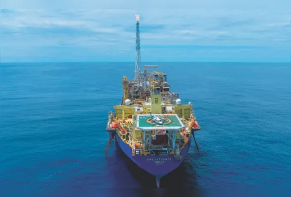 Navio-plataforma em produção de petróleo, o que sustenta receitas que bancam serviços e obras em cidades
