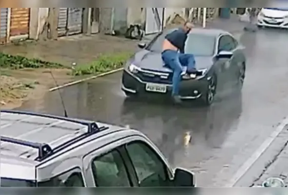 egundo o Sindicato dos Oficiais de Justiça (Sindojus-PE), a advogada teria avançado com o carro após receber a notificação, obrigando Rodolfo a se segurar no capô para não ser atropelado