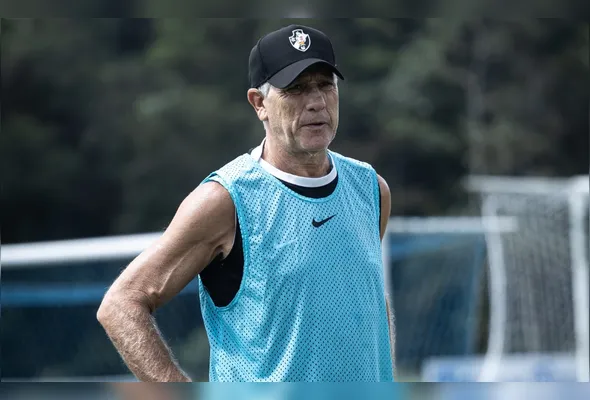 Renato Gaúcho foi punido pela Conmebol com três jogos de suspensão por não ter ido à partida de estreia, na Argentina