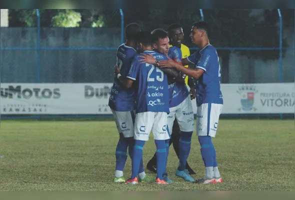 Jogadores do Vitória comemoram gol contra o Audax São Mateus