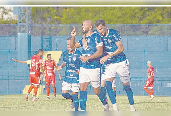 Tony é abraçado por Carlinhos e comemora o primeiro gol da vitória alvianil contra o Porto/BA, pela Série D