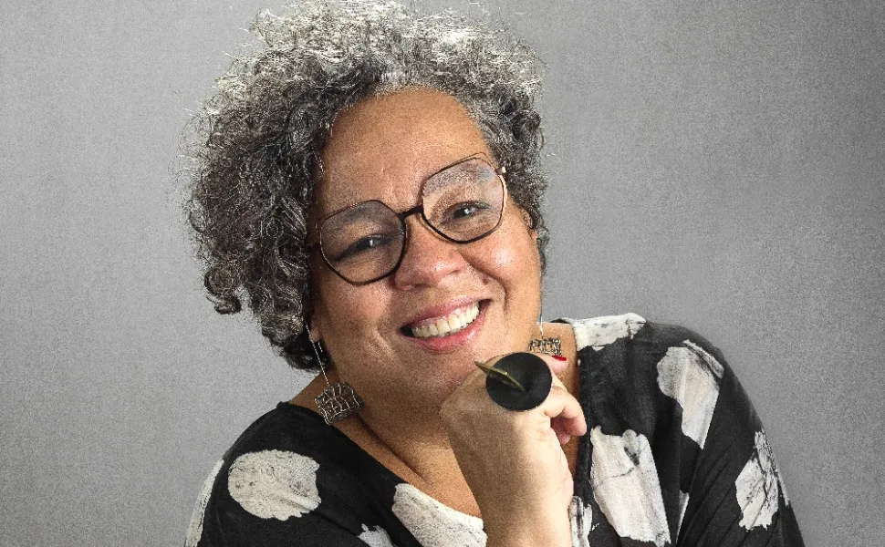 Imagem ilustrativa da imagem “Toca Maria Bethânia Pra Ela”: romance-álbum homenageia Bethânia
