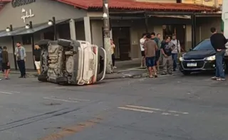 Imagem ilustrativa da imagem Carro da Prefeitura de Aracruz capota e motorista de ônibus é preso por embriaguez