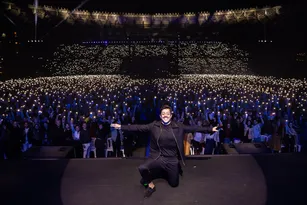 Imagem ilustrativa da imagem Com 15 mil pessoas no Kleber Andrade, Renato Albani grava especial de humor no ES