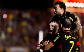 Imagem ilustrativa da imagem Com brilho de Barletta, Sport vence Náutico na Ilha do Retiro e dorme na liderança