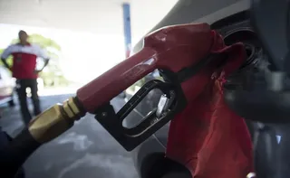 Imagem ilustrativa da imagem Com nova alta mundial do petróleo, governo mantém desconto na gasolina