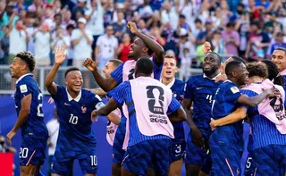 Imagem ilustrativa da imagem De pênalti, França vence retranca do Paraguai e se classifica na Copa