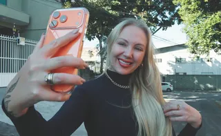 Imagem ilustrativa da imagem Dedo mindinho de smartphone? Uso do celular pode deformar as mãos?