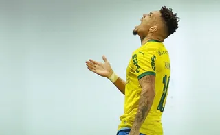 Imagem ilustrativa da imagem Em final maluco, Palmeiras bate Chape com um a menos e mantém Flamengo longe