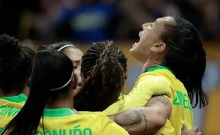 Imagem ilustrativa da imagem Em virada relâmpago, seleção brasileira feminina vence Estados Unidos