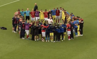 Imagem ilustrativa da imagem Eriksen desmaia em campo de novo e amistoso entre Dinamarca e Ucrânia é encerrado