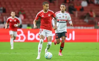 Imagem ilustrativa da imagem Flamengo joga mal, mas evita derrota para o Internacional ao buscar empate no fim
