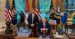 Imagem ilustrativa da imagem Flávio Bolsonaro divulga foto com Donald Trump na Casa Branca