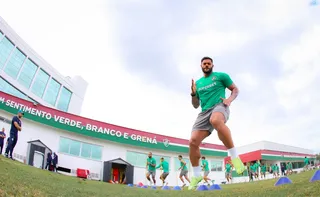 Imagem ilustrativa da imagem Fluminense ganha força com Thiago Silva e Hulk para enfrentar o Grêmio