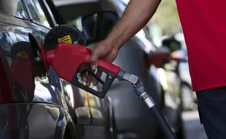 Imagem ilustrativa da imagem Governo adia reunião que pode aumentar etanol na gasolina para 32%