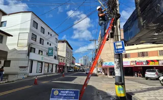 Imagem ilustrativa da imagem Guarapari já retira excesso de fios em postes da cidade