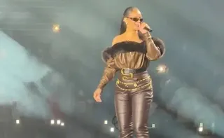 Imagem ilustrativa da imagem Jay-Z faz Rihanna subir ao palco em show e artista brinca: 'Estou meio enferrujada'