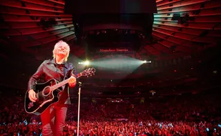 Imagem ilustrativa da imagem Jon Bon Jovi interrompe show e pede desculpas aos fãs em Nova York