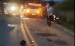 Imagem ilustrativa da imagem Jovem morre após colidir moto contra carro e caminhão no Sul do ES