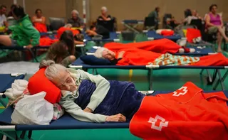 Imagem ilustrativa da imagem Mais de 200 mil pessoas são evacuados por incêndios florestais na França e Espanha