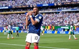 Imagem ilustrativa da imagem Mbappé destrava jogo duro, passa Pelé e comanda vitória da França sobre Senegal