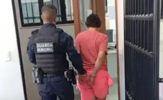 Imagem ilustrativa da imagem Mulher ataca guardas municipais e é detida com pinos de cocaína em Vitória