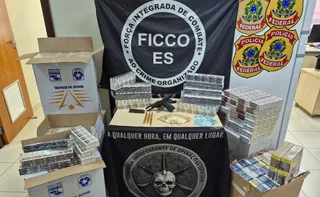 Imagem ilustrativa da imagem Mulher é presa com arma e 3.590 maços de cigarros em Cariacica