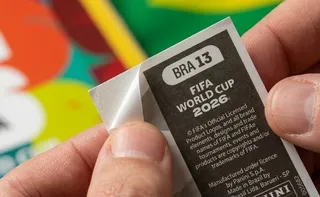 Imagem ilustrativa da imagem Onde descartar o papel em que a figurinha da Copa vem colada?