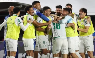 Imagem ilustrativa da imagem Palmeiras aproveita dois expulsos, goleia Vitória e abre 8 pontos para Fla