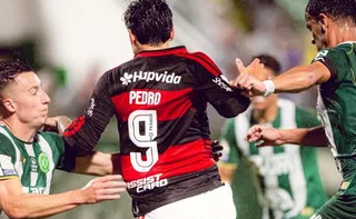 Imagem ilustrativa da imagem Pedro dá show, Flamengo goleia Chapecoense e não deixa Palmeiras disparar