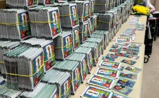 Imagem ilustrativa da imagem Polícia apreende 200 mil figurinhas falsificadas do álbum da Copa no RJ