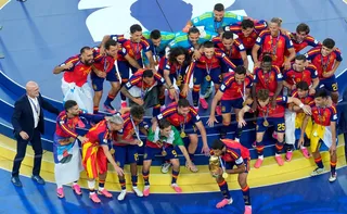 Imagem ilustrativa da imagem Saiba por que pódio da Espanha teve outras bandeiras além da vermelha e amarela