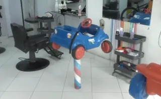 Imagem ilustrativa da imagem Suspeito invade barbearia e causa prejuízo de R$ 15 mil em Vila Velha