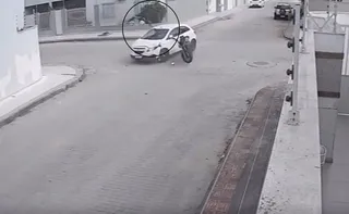 Imagem ilustrativa da imagem VÍDEO: Motociclista é arremessado no ar após colidir com carro em cruzamento no ES